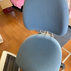 事務椅子一脚