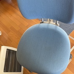 事務椅子一脚の画像