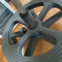事務椅子一脚の画像