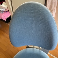 事務椅子一脚の画像
