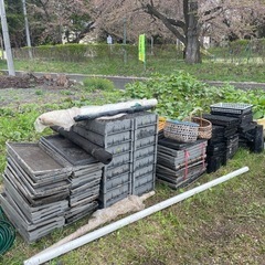種苗ポット、ござ、古タイヤ