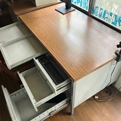 事務デスクの画像