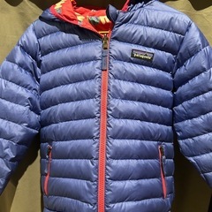 キッズ　patagonia リバーシブルダウンの画像