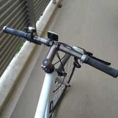 値下げ！HEAD★7段変速クロスバイク★ノーパンクタイヤ★700×28C  HEAD×CHACLE PHYTHON ホワイトの画像