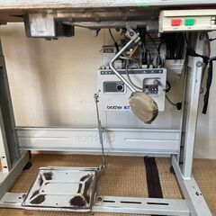 ●工業用ミシン 自動糸切り ●Brother DB2-B737-313 ●200V ●机付きの画像