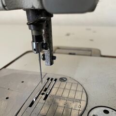 ●工業用ミシン 自動糸切り ●Brother DB2-B737-313 ●200V ●机付きの画像