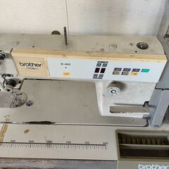 ●工業用ミシン 自動糸切り ●Brother DB2-B737-313 ●200V ●机付きの画像