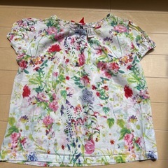 子ども服まとめ売り。長そでシャツ、花柄トップス、スカートの画像