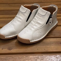 シューズ　ホワイト　24センチの画像