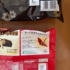 パイの実深みショコラとキットカットの画像