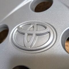 トヨタ　純正ホイールキャップ　15インチ　アクア　キズなし状態良好　３つセットの画像