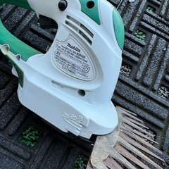 makita マキタ 160mm芝生バリカン MUM1600 ハンドルセットの画像