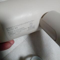 ニトリマイナスイオンヘアドライヤーとメーカー不明ヘアアイロンの画像