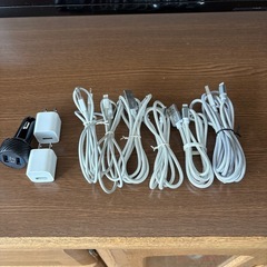iPhone純正充電器2個、車載2口、接続コード６本 