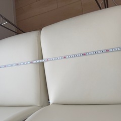 ダイニングテーブルと椅子2脚の画像