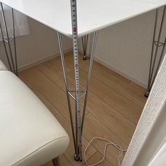 ダイニングテーブルと椅子2脚の画像