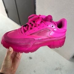 Reebok ピンクスニーカーの画像