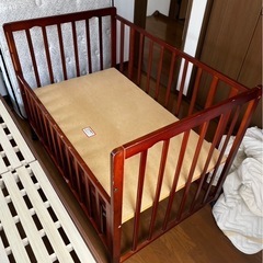 木製ベビーベッドの画像