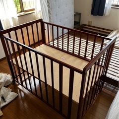 木製ベビーベッドの画像