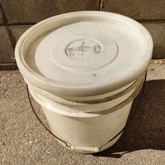 無料　プラスチックのペール缶　容器