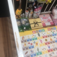 ファルスカ木製ベビーサークル、玩具、GODIVA、うどんなどの画像