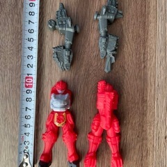 戦隊ヒーロー フィギュア 赤とグレーの画像