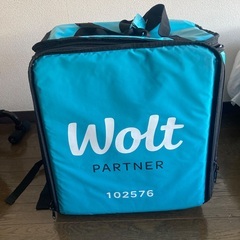 Wolt の配達バッグ・ヘルメット