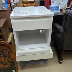 サイドテーブル  清潔感のあるホワイト 格安販売  【浜村鹿野温泉ICから3分 買取本舗、 宮本リサイクル 営業時間9～19時 定休日水曜のみ←連絡できませんm(_ _)m】の画像