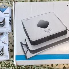 床拭きロボットと専用クロス、モップ