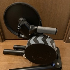 Wahoo KICKR v4スマートトレーナー + トレーニングマットの画像