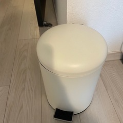 ゴミ箱 ホワイトの画像