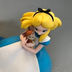 アリエルとアリスのフィギュアの画像