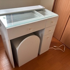 白基調で可愛いガラス板PCデスク/学習机の画像