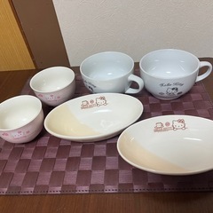 キティちゃんの食器の画像