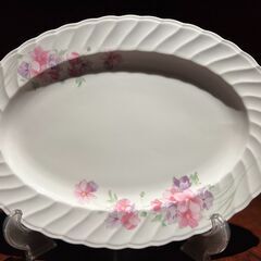 Noritake（ノリタケ）スタジオコレクション 楕円形サービングプレート（花柄・ボーンチャイナ製）／店舗改装・新築建て替えに伴い、装飾品・備品・家具を譲渡いたしますの画像