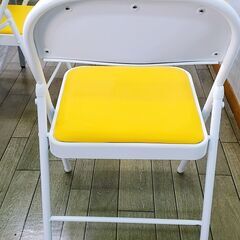  中古　折りたたみチェア イエロー　1脚分　デスクチェア 会議椅子 ダイニングチェア オフィスチェア スタッキングチェア 簡易椅子 折りたたみ椅子 パイプ椅子 座面ゆったり 背もたれ付き 軽量 省スペース 防水 通気性 人間工学 疲れない 耐荷重450KG シンプル 仕事 勉強 オフイス 自宅用　かわいい　黄色　黄緑　イエロー　　の画像