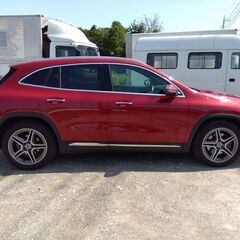 R.4(2022)年 メルセデス・ベンツ GLAクラス GLA200d 4マチック AMGラインパッケージ 4WD ★ ワインレッド  オートマ　全方位カメラ　ETC2.0　ドラレコ　パワーバックドア　置くだけ充電　フルオプション　純正AW19Inc　車検7年12月　17261の画像