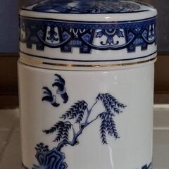 磁器　蓋付きの容器の画像
