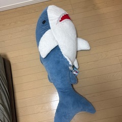 大きなサメのぬいぐるみ