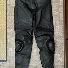 【美品】皮パンツ