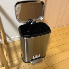 ステンレス　ペダル式ゴミ箱
