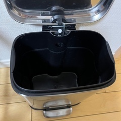 ステンレス　ペダル式ゴミ箱の画像