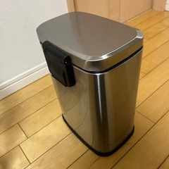 ステンレス　ペダル式ゴミ箱の画像