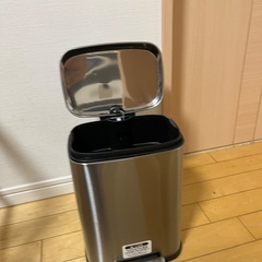 ステンレス　ペダル式ゴミ箱の画像