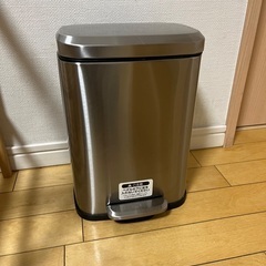 ステンレス　ペダル式ゴミ箱の画像