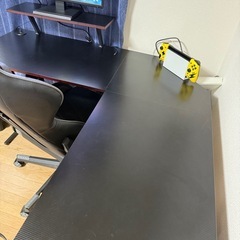 ゲーミングモニター、チェア、デスクセットの画像