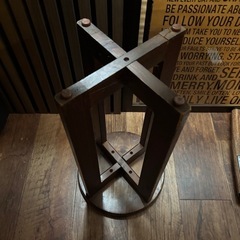 古材、レトロなスツール、椅子の画像