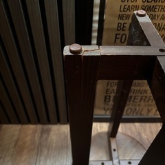 古材、レトロなスツール、椅子の画像