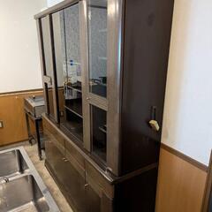 大きな食器棚の画像