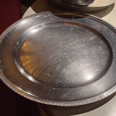 丸型の洋白ラウンドプレート／店舗改装・新築建て替えに伴い、装飾品・備品・家具を譲渡いたしますの画像